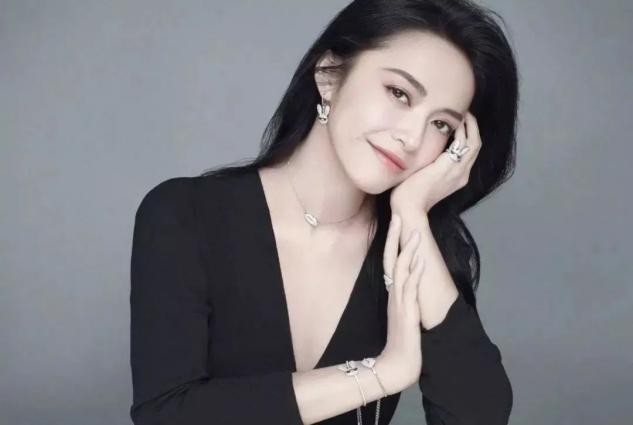 姚晨|姚晨:再婚嫁普通丈夫,私藏的存折牵出泪水,今儿女双全很幸福