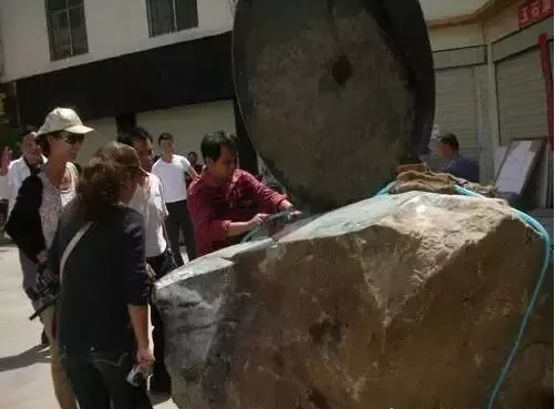 翡翠|缅甸又出两块超级翡翠原石，千人围观，场面壮观！
