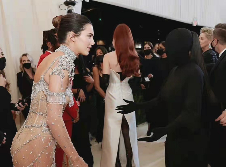 时尚风行派|卡戴珊姐妹合影成名场面！肯豆穿水钻裙美成仙女，看见姐姐不敢认