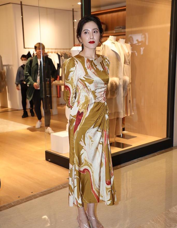 跑步|45岁曾黎还是那么美，穿修身“油画裙”扎低马尾，惊艳又优雅