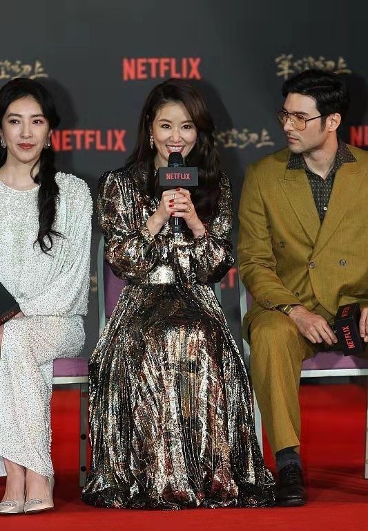 淘金|林心如被宠出幸福肥，土豪金裙上身富态十足，不显土气反而显高级