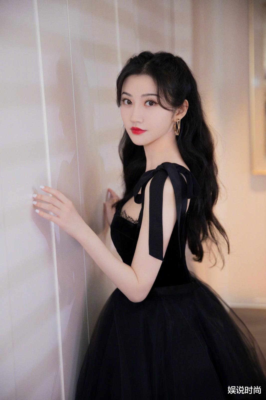 娱说时尚 景甜演绎时尚大片，黑色吊带长裙，展示出好身材