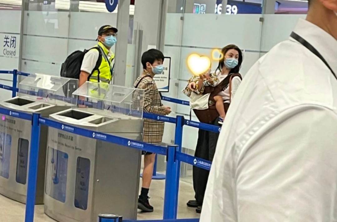 张柏芝|张柏芝3岁儿子正脸曝光！五官帅气头发浓密，打扮潮流小腿肉嘟嘟