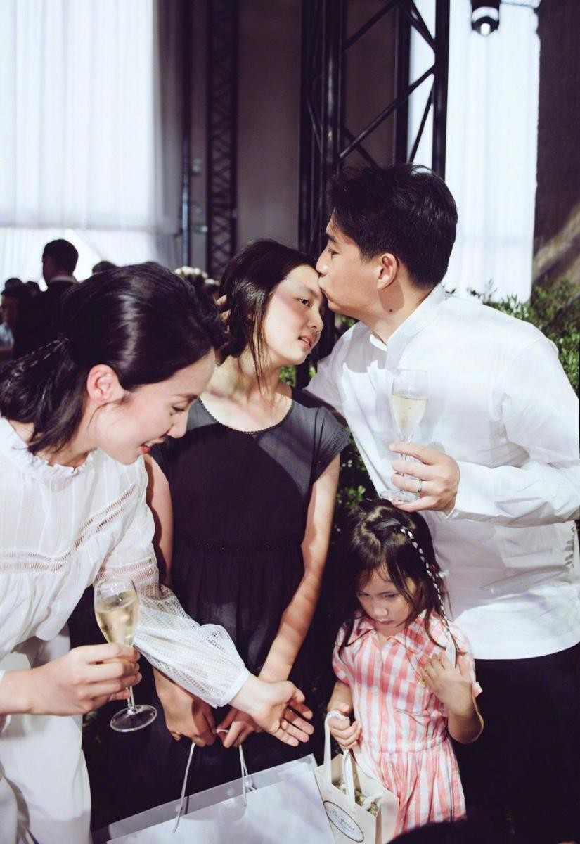 孙莉|孙莉晒子女温馨圣诞照，4岁爱子正脸神似老爸，与二姐贴面合影