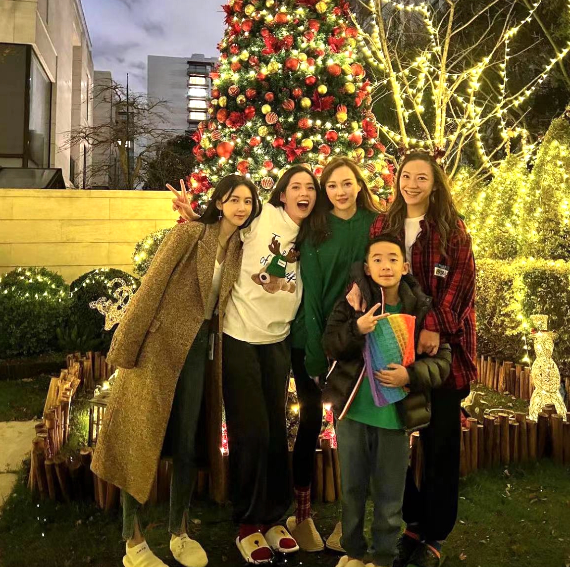 宣云|潘玮柏太太宣云晒聚会照，应采儿母子出镜，众人似乎很喜欢宣云