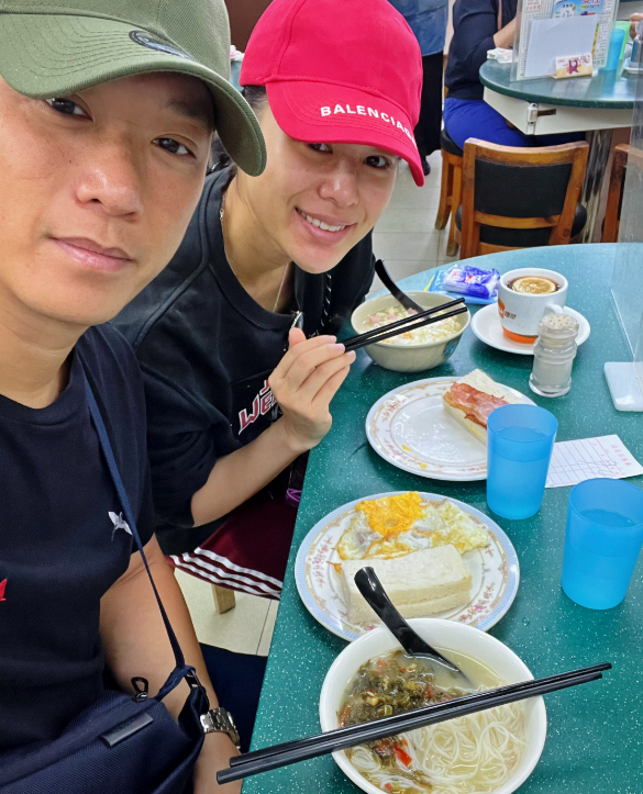 胡杏儿|胡杏儿老公晒儿子近照，穿玩偶服颜值超高，一个像爸爸一个像妈妈