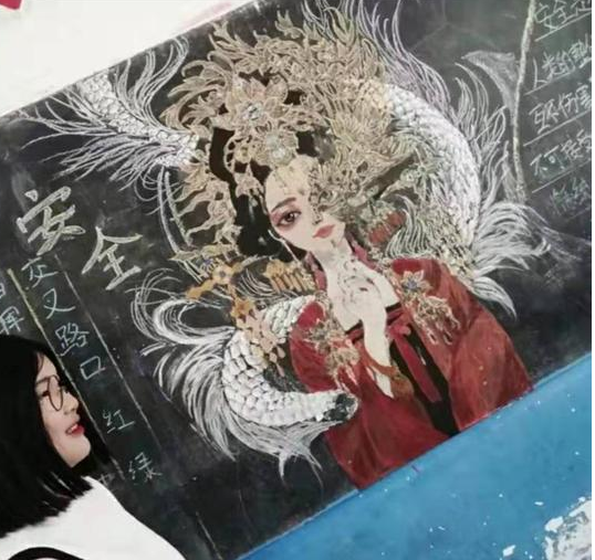 糯妈育儿经|初中生“黑板报”惊艳众人，满满的设计感，老师看后不舍得擦掉