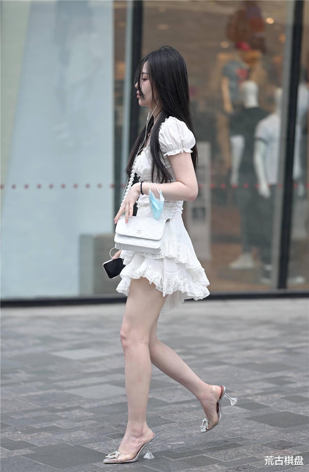 荒古棋盘|夏季的姑娘，依旧会搭配尖头细跟鞋，衬托身材还能提升气质