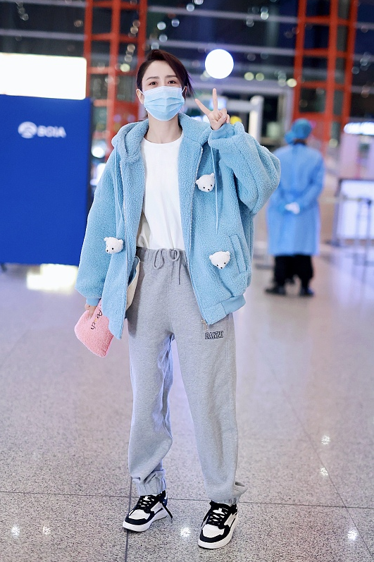 佟丽娅|佟丽娅不穿礼服裙真像邻家大姐姐，穿蓝外套好清纯，看不出38岁了