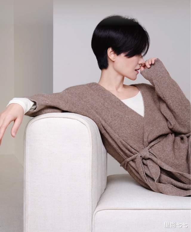 王菲|王菲复工后首个造型,换新发型变酷姐,瘦成麻杆却有一双小肉手