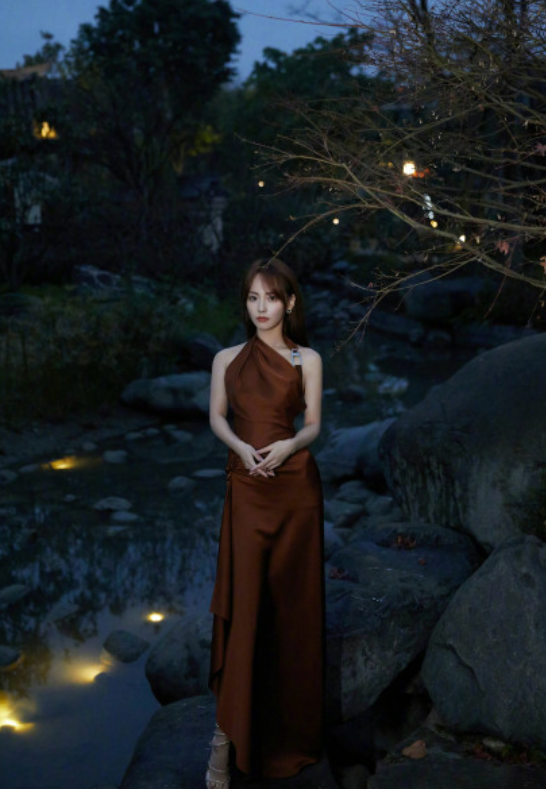 张嘉倪|“悦游金榜”盛典:张嘉倪摩卡流光裙最亮,周笔畅满背暖宝宝抢镜