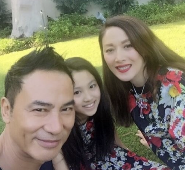 琦琦|琦琦亲手做迷你圣诞树，单手托腮冻龄依旧，17岁爱女遗传长腿基因