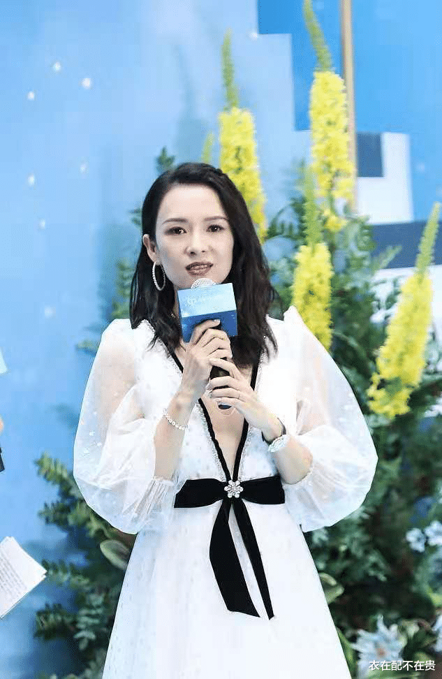 衣在配不在贵 章子怡领子还是穿高点吧，直接拉到腰部，虽然看着大胆却很显气质