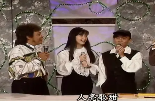 周慧敏|周慧敏上张菲和费玉清的节目，张菲拿起一块印着周慧敏照片的板子