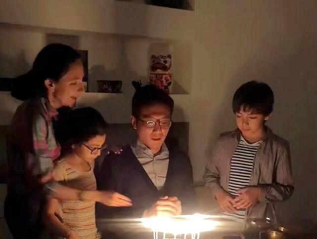 陈媛说 刘烨太太安娜酒吧演唱，网友惊讶其优秀，纷纷留言：刘烨配不上她