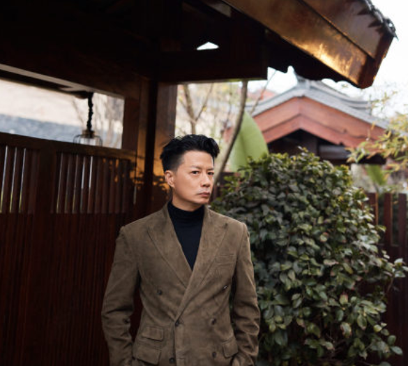 张嘉倪|“悦游金榜”盛典:张嘉倪摩卡流光裙最亮,周笔畅满背暖宝宝抢镜