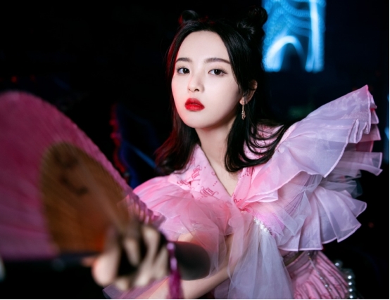 张予曦|杨超越如果努力提升下唱跳,发展会好很多,质疑的声音会变少!