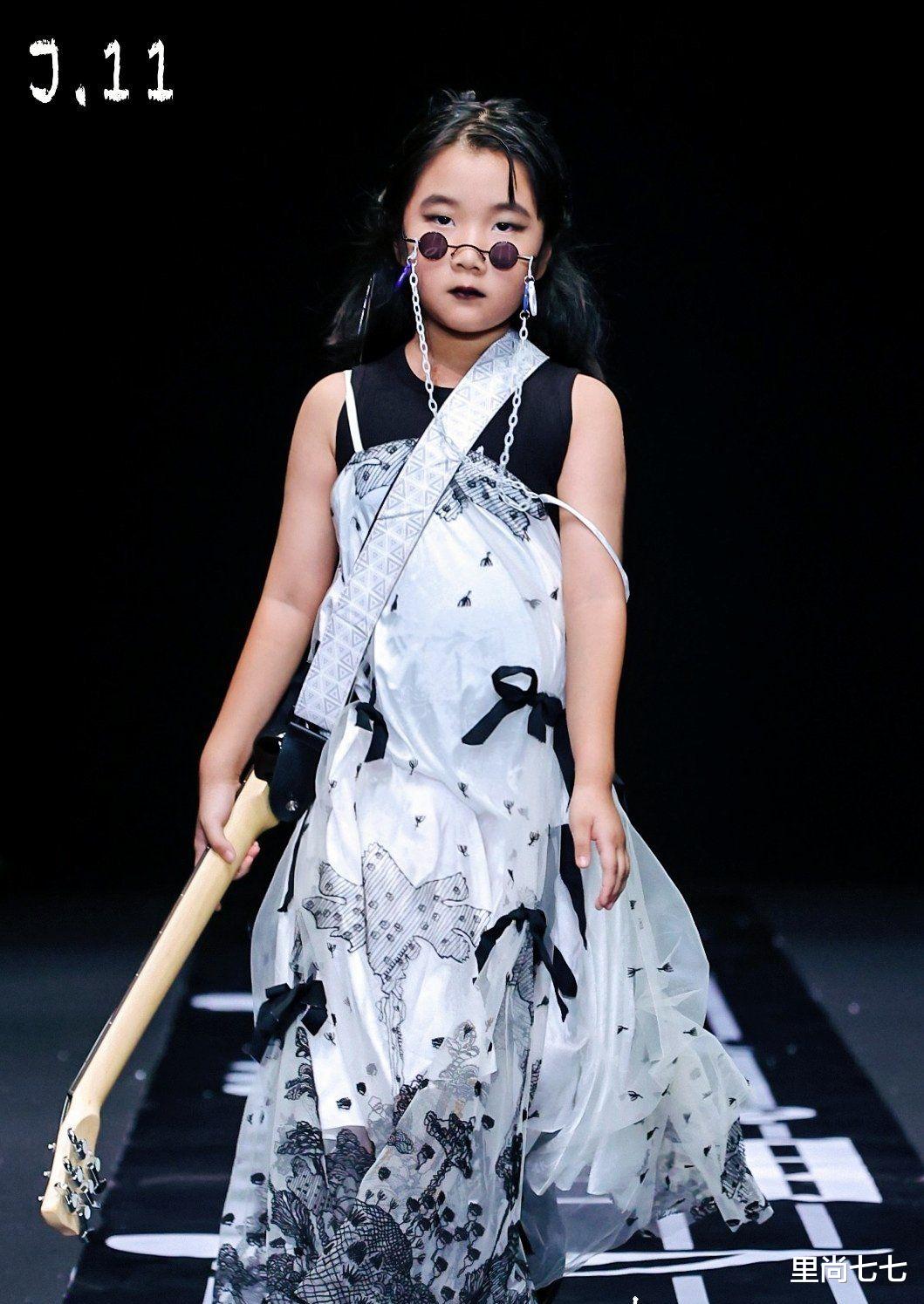 乔杉|乔杉妻子陪女儿走秀，7岁长女化浓妆拎吉他台风超炸，模样太像爸