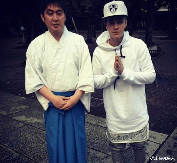 张哲瀚|太讽刺！外籍艺人“拜鬼”尚且道歉，张哲瀚却急着洗白不发声