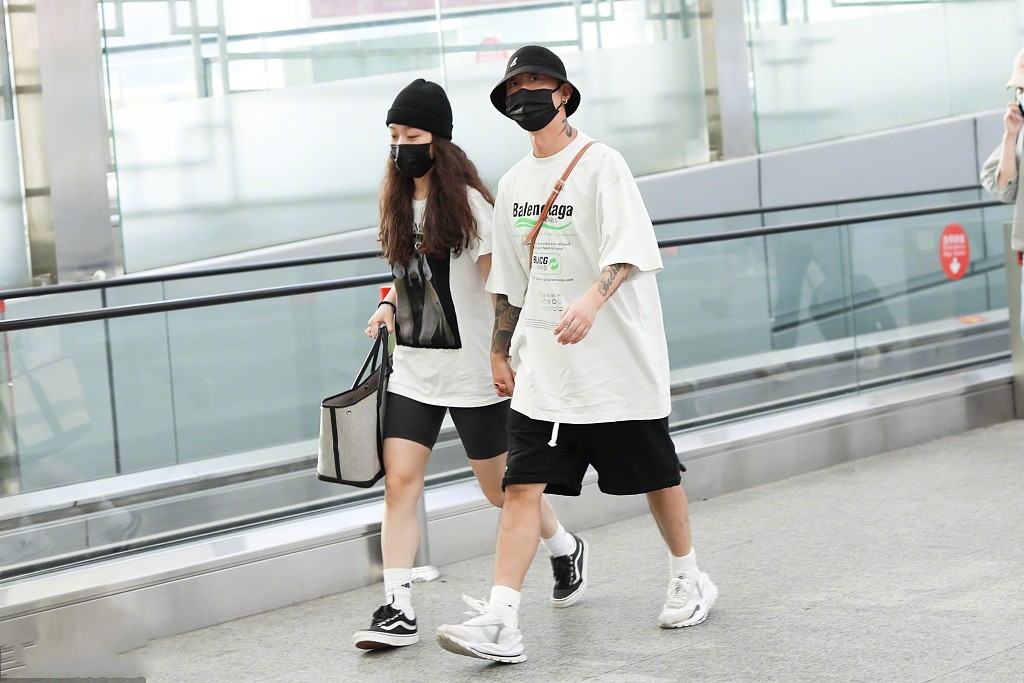 八只爪的猫|Gai携老婆赶飞机，老夫老妻还十指紧扣，王斯然上长下短穿法真潮