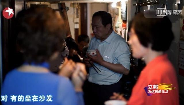 济宁|14口人挤14㎡房，50岁儿子需求大，躲阁楼做宅男运动，无女孩敢嫁