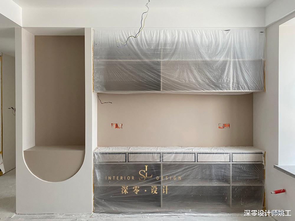 老年小妙招|说成教科书不为过，133㎡精装房，客餐整面打柜子，收纳足不压抑