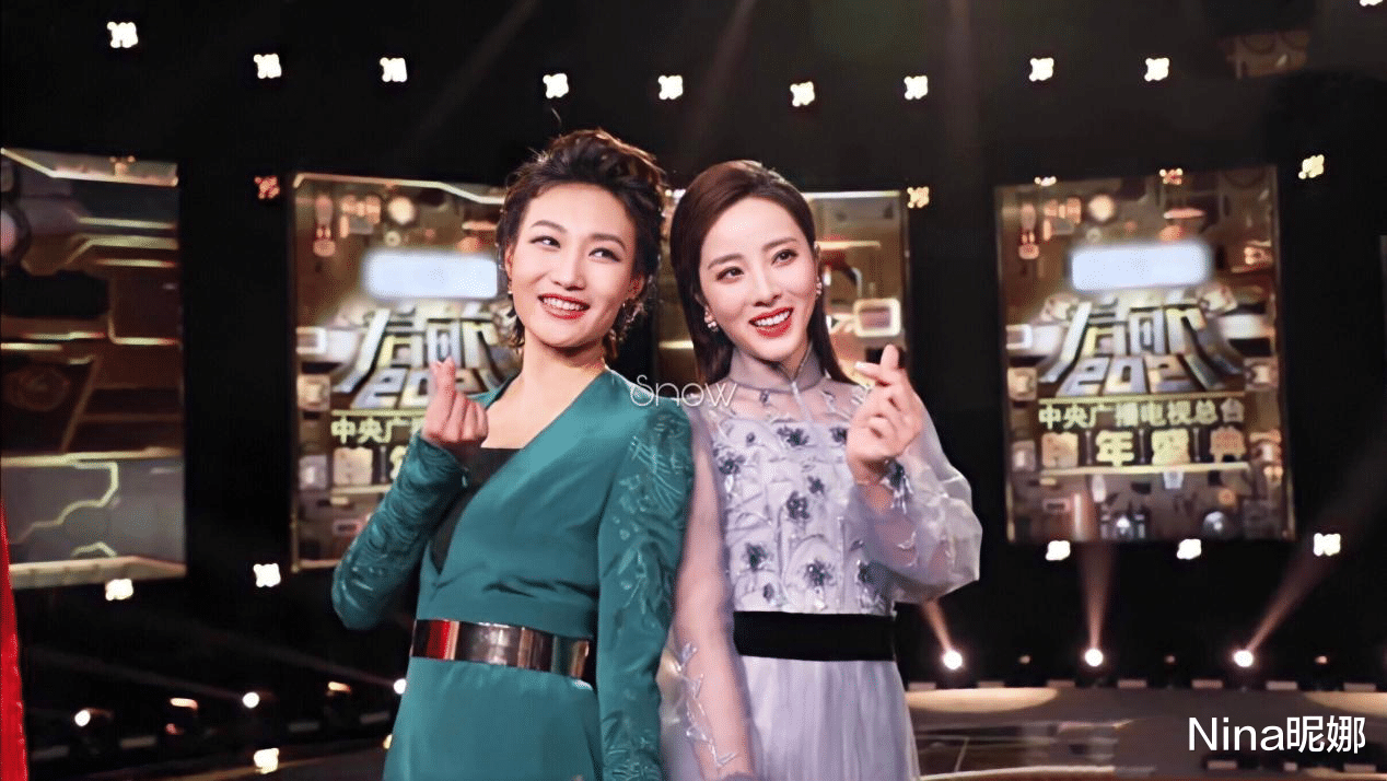 郑爽|央视主持李梓萌闪耀央视元宵晚会，穿拖地长裙秀“沙漏身材”，摘假发戴大金耳环真美