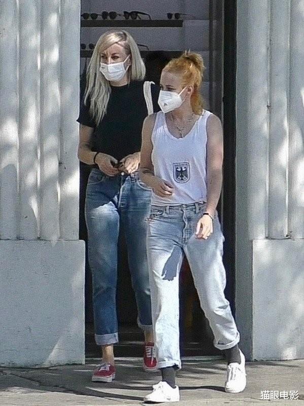 克里斯汀·斯图尔特|31岁暮光女新发型好抢眼，穿小背心又酷又飒，与新片形象差别太大