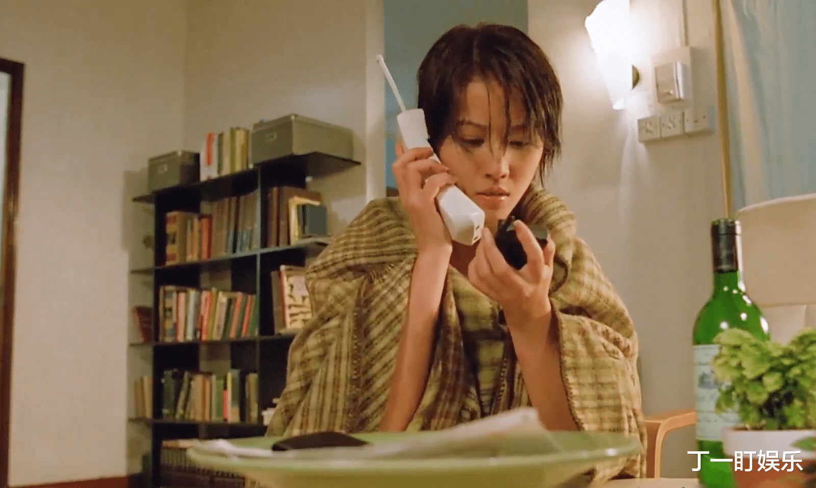 丁一盯娱乐 女孩亲眼目睹妈妈被害，第一反应却是淡定写作业！香港悬疑电影