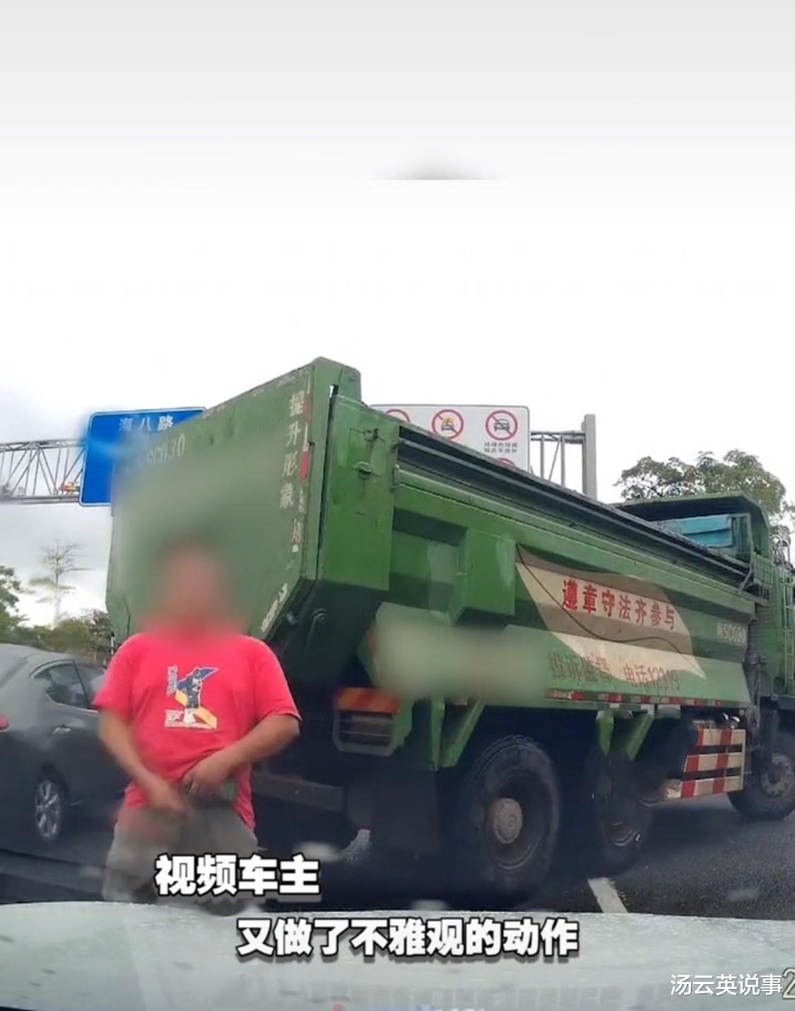  渣土车霸道变道还做出不雅动作
