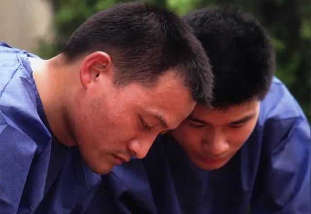 生活报 面对腐尸上令人作呕的蛆虫，他拿起来量了量长度