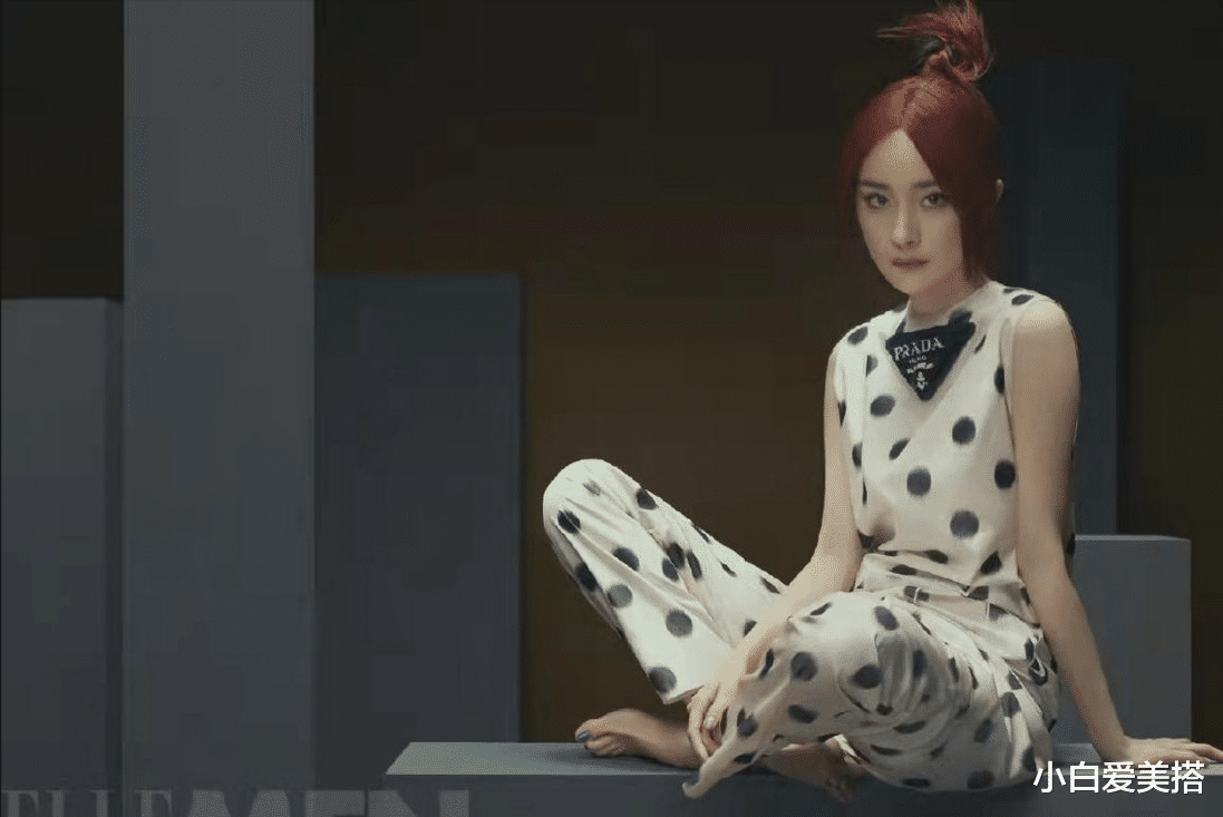 小白爱美搭|周笔畅的甜酷风穿搭挺个性,站在“小狐狸”杨幂旁,也丝毫不逊色
