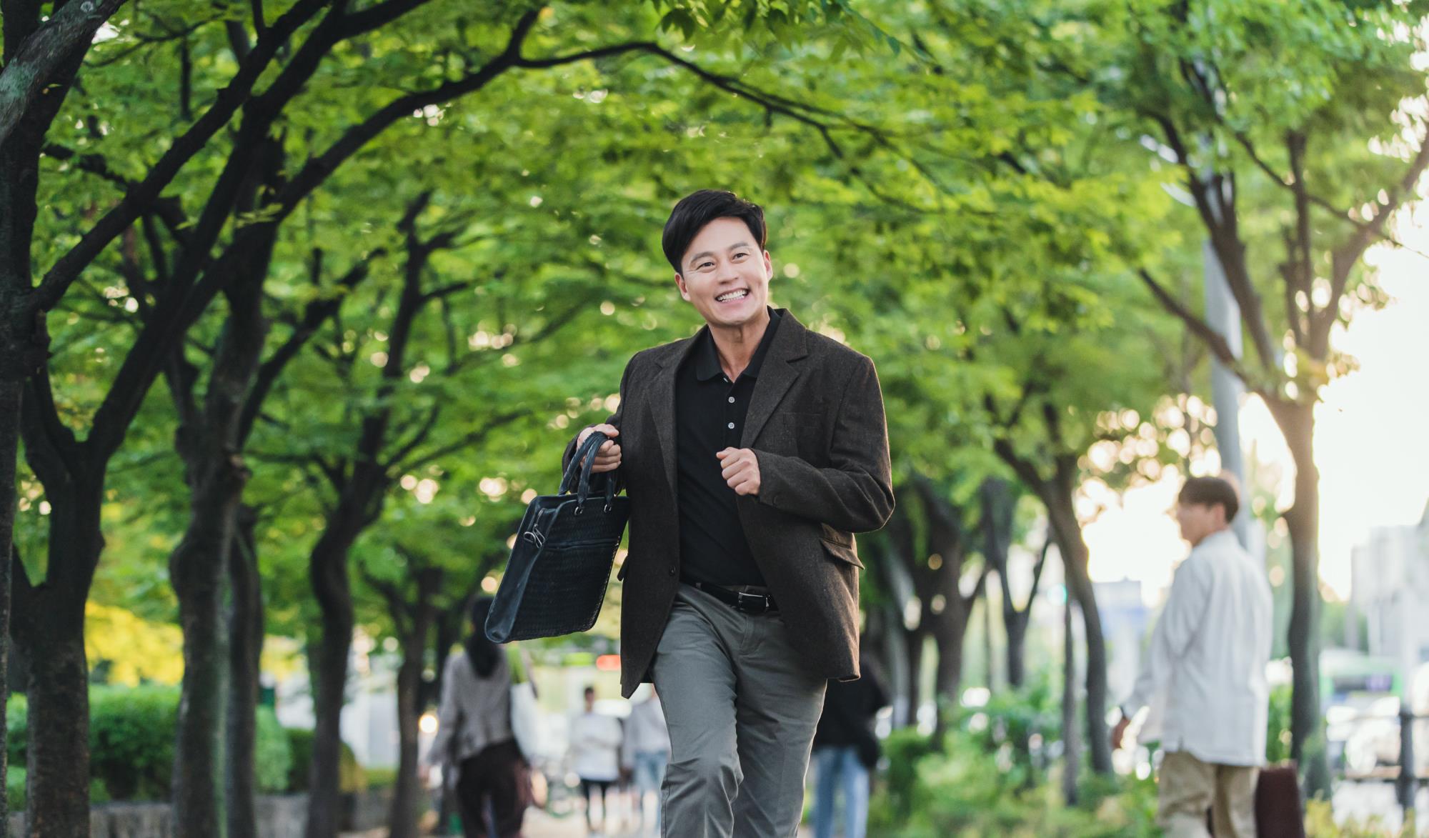 李瑞镇|《内科朴院长》最新双人海报引热议，李瑞镇被罗美兰“驯服”！