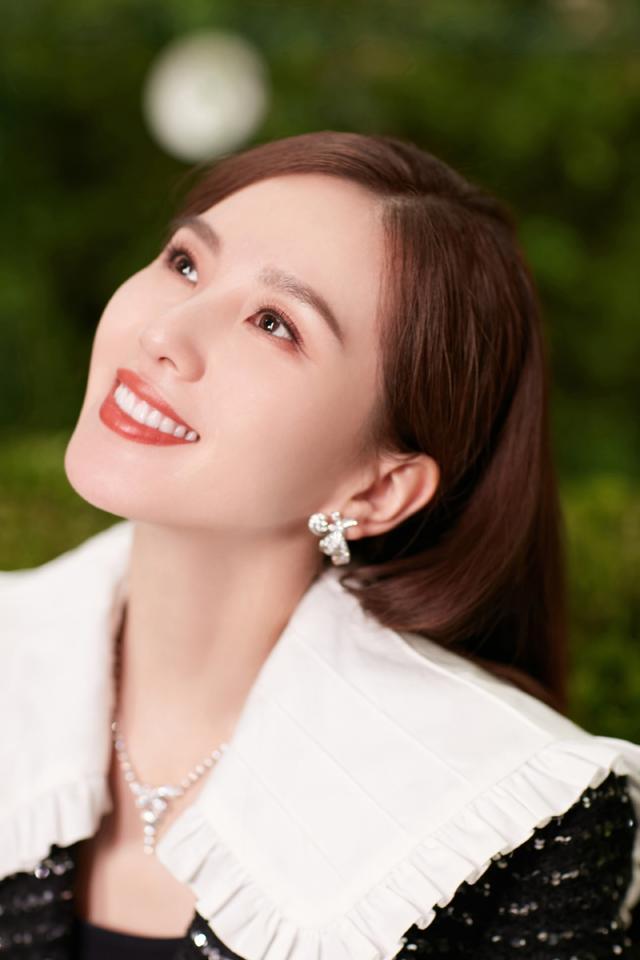 刘诗诗|刘诗诗当妈后气质更出众，穿亮片西装大胆扮“下衣失踪”，腿真细