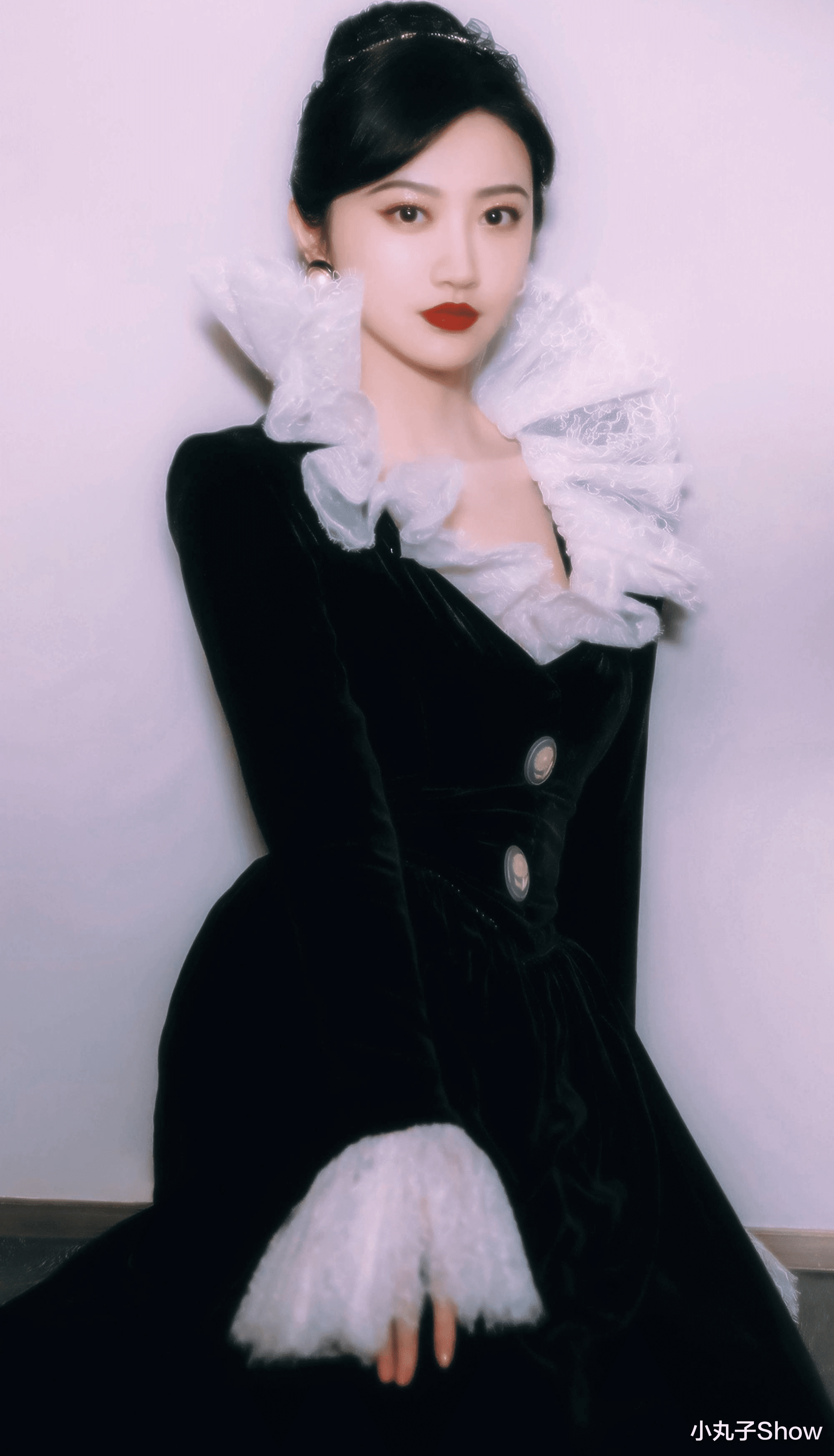 黎姿|化身黑天鹅！景甜拍摄复古风时尚大片，天鹅颈又细又长，美得离谱