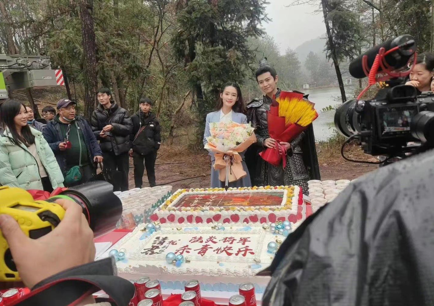 陈小纭|任嘉伦《请君》杀青，身穿铠甲军装帅气无敌，李沁送花拥抱告别