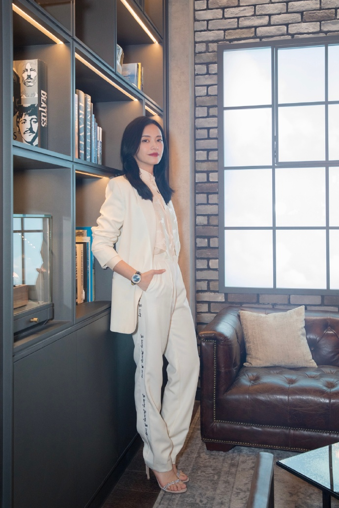 何有强|姚晨真是中年女性标杆,一袭黑色连衣裙端庄稳重,高级洋气