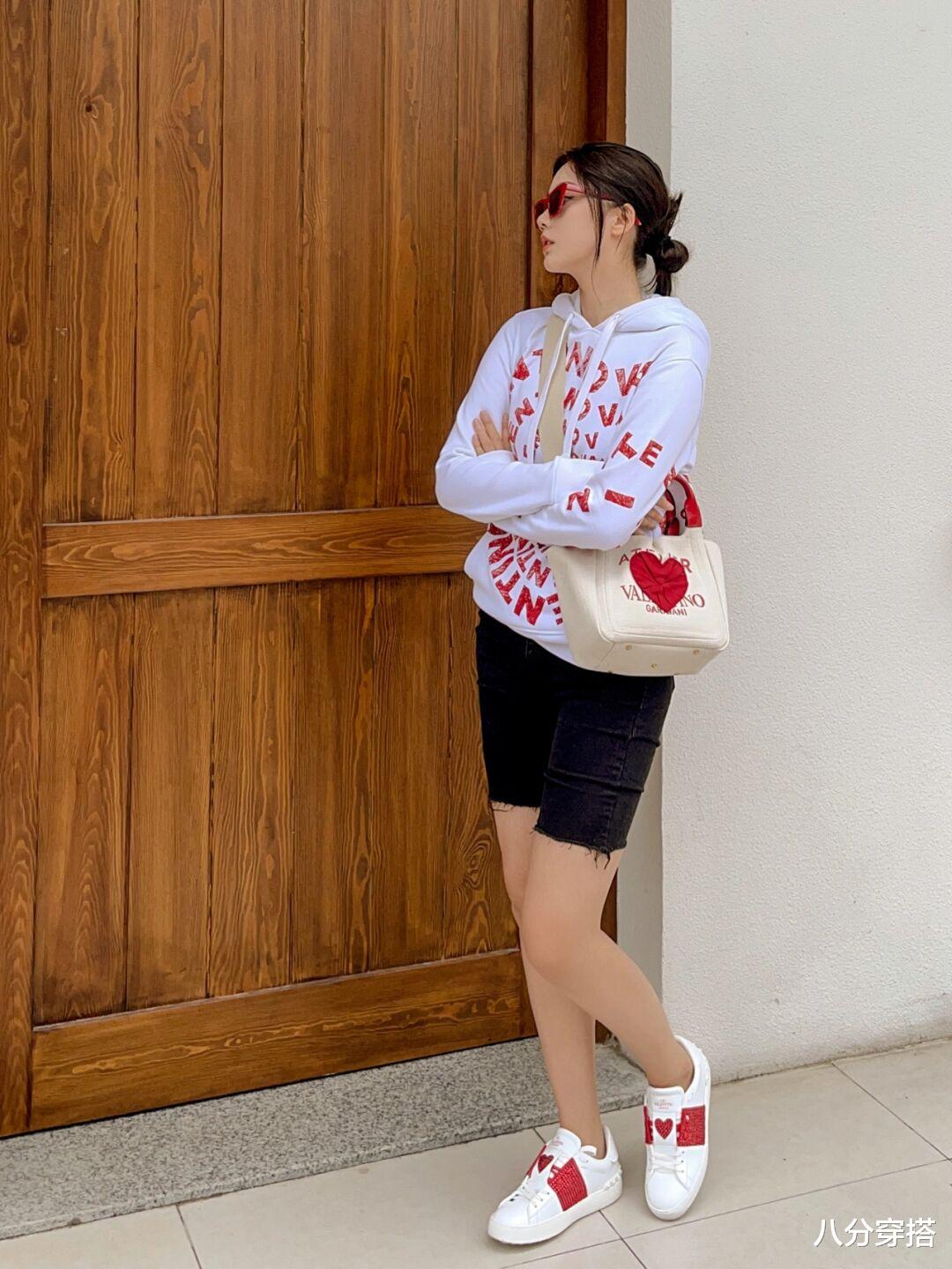 八分穿搭|秋季，“卫衣”的高级穿法是这样的，搭配短裤洒脱帅气又时髦