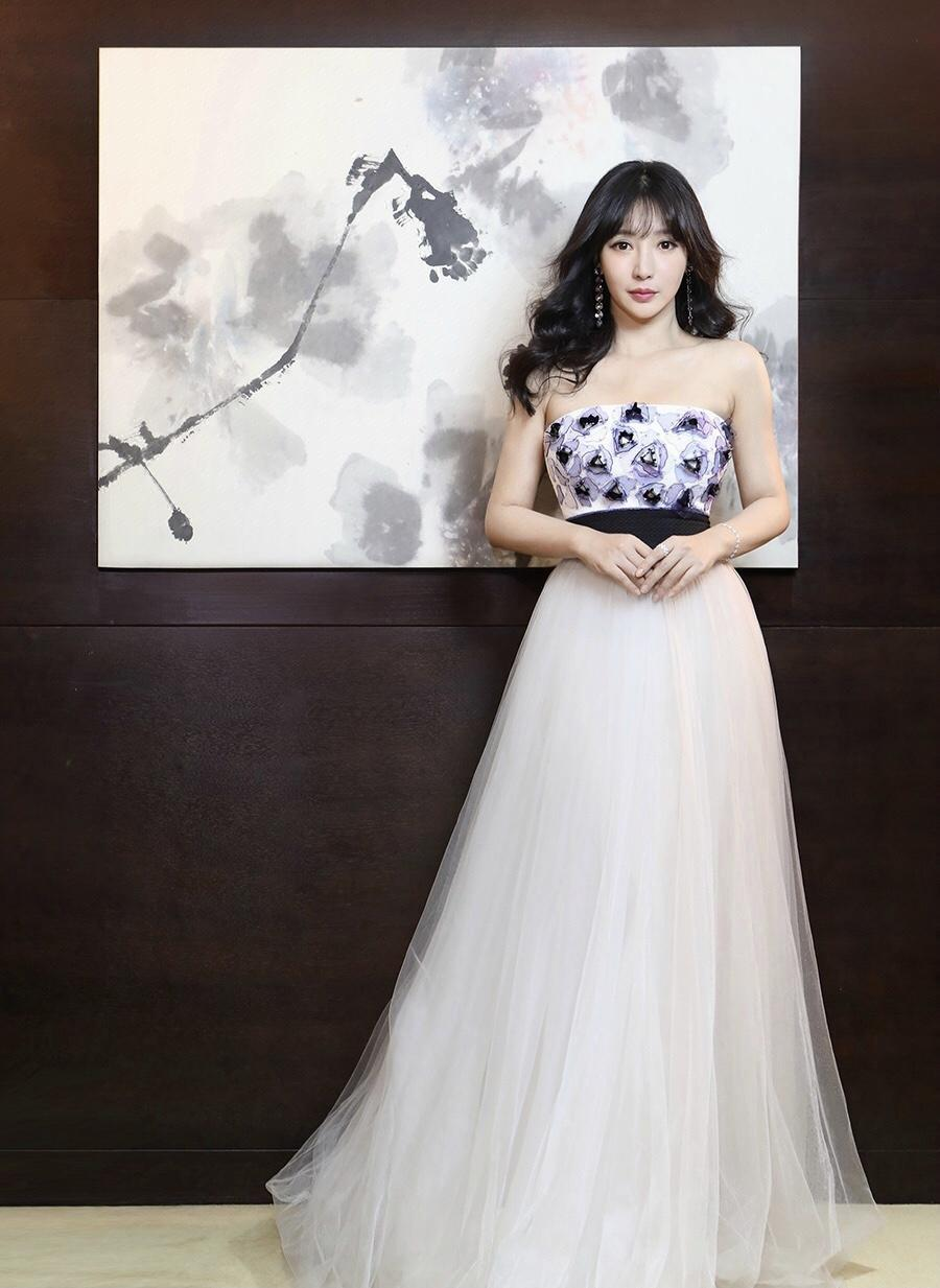 迪丽热巴|我被柳岩“饱满”身材迷住了！穿红色连衣裙，挤得厉害也不怕走光