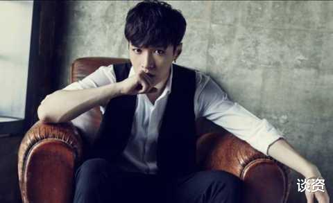 张艺兴|张艺兴商场海报遭吐槽,穿着“清凉”姿势尴尬,网友:有点辣眼睛