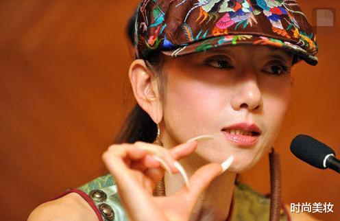 时尚美妆|62岁杨丽萍现身机场照晒出，放大10倍后惊艳网友，皮肤白皙光滑
