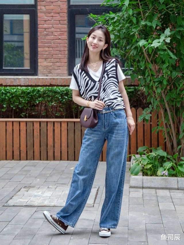 鱼司辰|秋季的马甲穿搭指南，搭牛仔裤和半身裙减龄又时髦，让人高看一眼