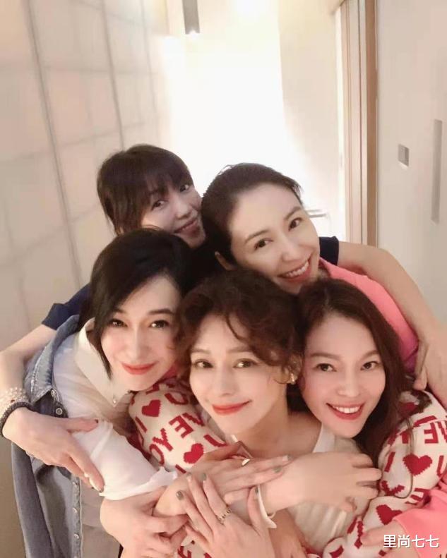 聚会|富士康老板娘晒聚会照，站边缘位全靠鸽子蛋抢镜，徐若瑄变化太大