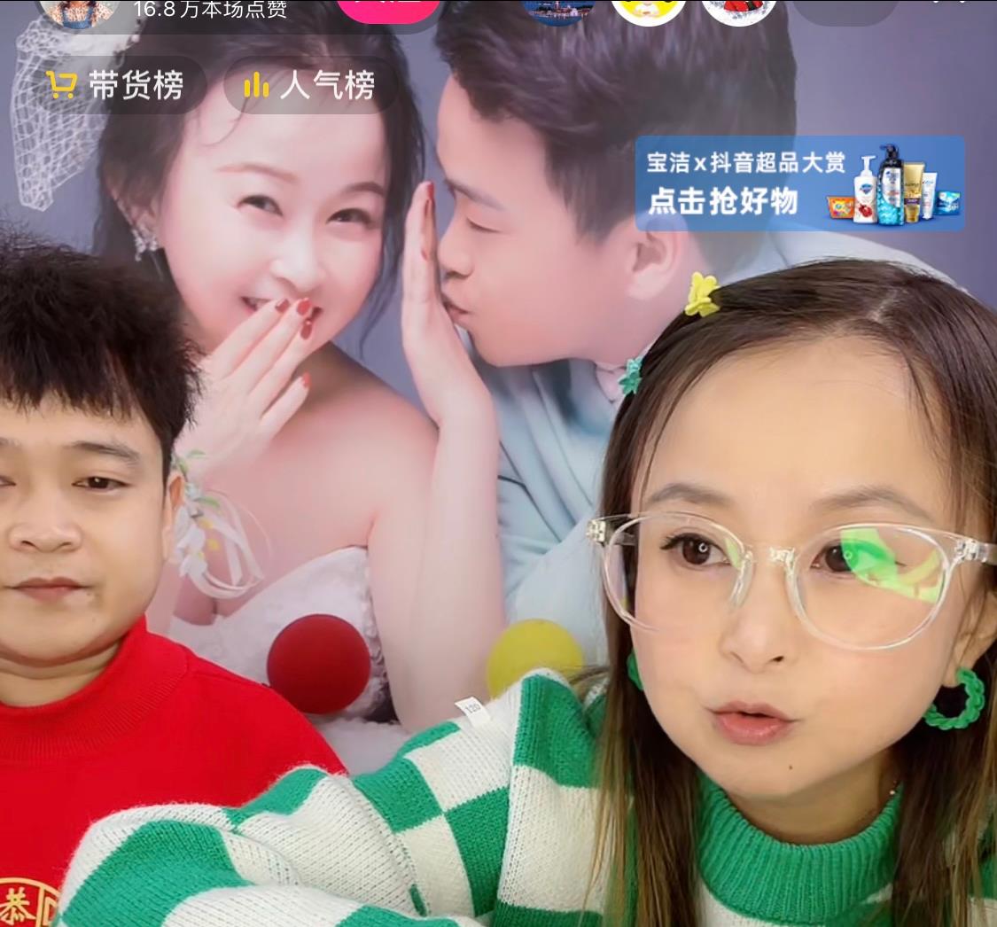 |身高只有1米28的她，嫁侏儒症丈夫被宠成公主，如今日赚五位数