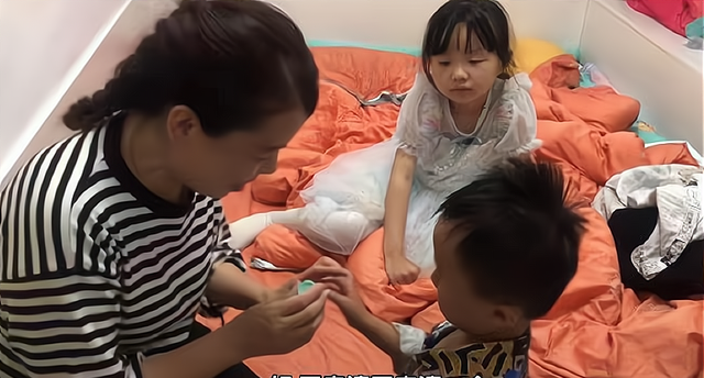 徐璐|姚师兵和田静欢聚一堂，许敏搂着姚威露出笑容，网友：这才是幸福