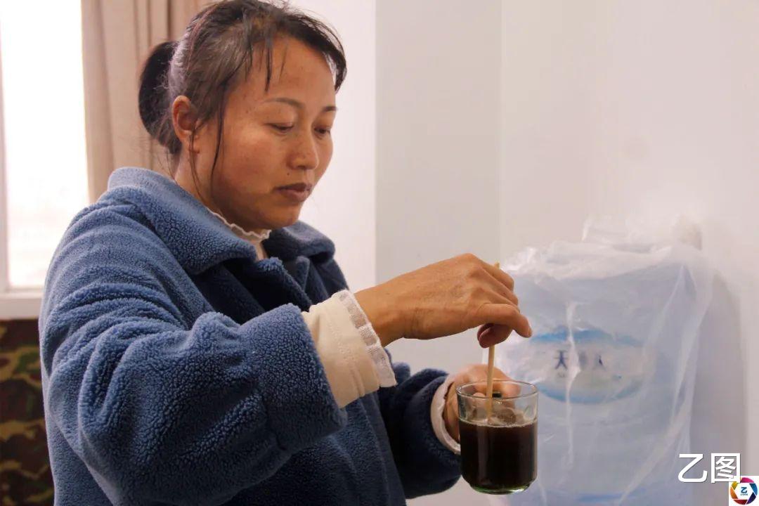 男孩命运凄苦,姐姐和妈妈患病去世,爸爸发疯,姑妈成他唯一希望