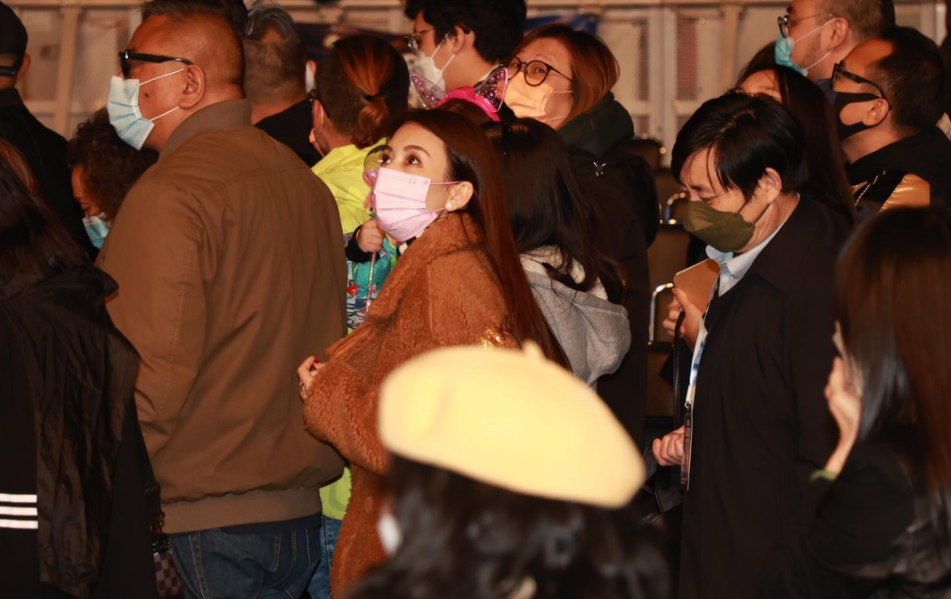 郭富城|郭富城参加跨年演唱会,方媛抱4岁女儿为老公撑场,暖心一幕曝光