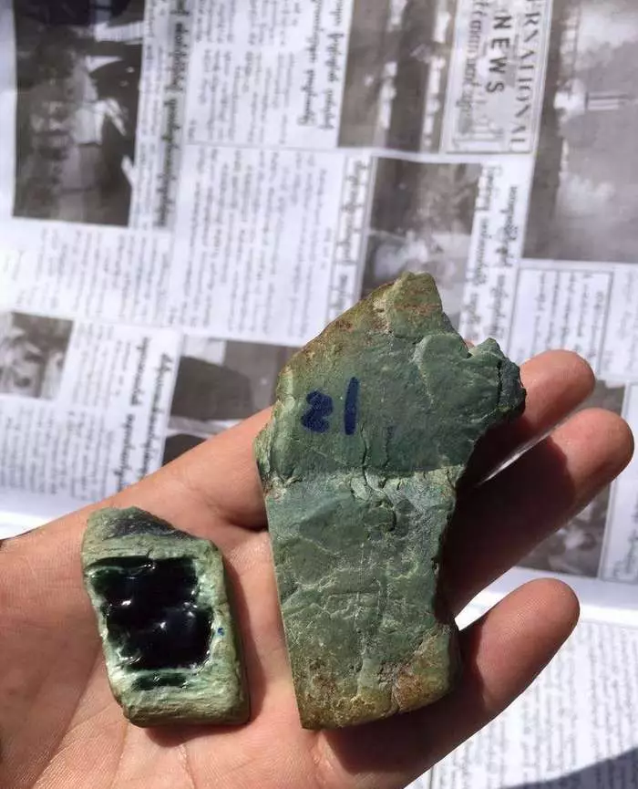 翡翠|毫不犹豫拿下的翡翠原石,切出高品质的墨翠,成品戒面太绝了!