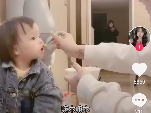 韩安冉|韩安冉接女儿回家住，全程哄娃追着喂饭，网友：有当妈妈的样子了