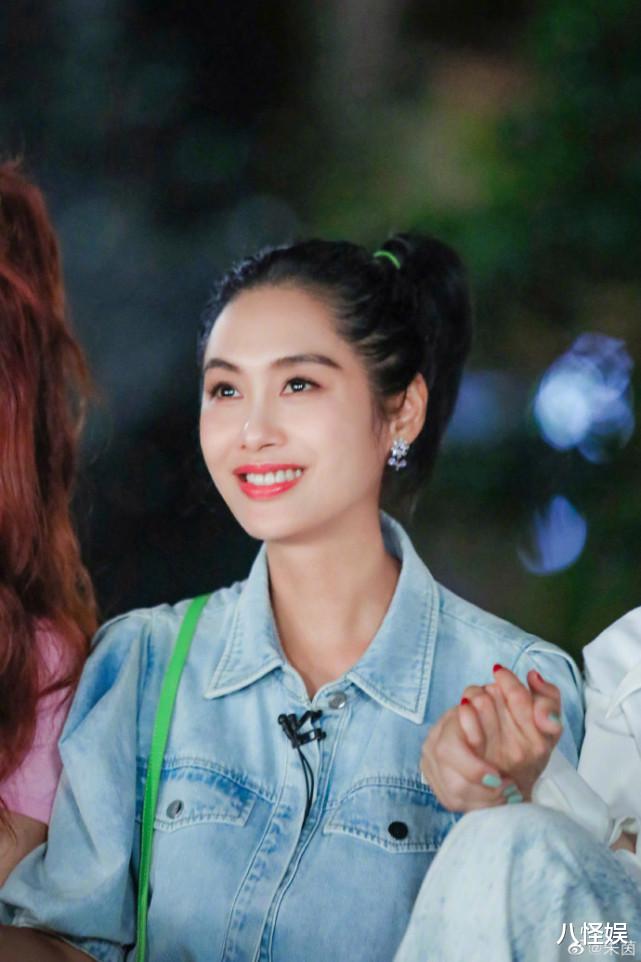 朱茵|朱茵带女儿游迪士尼，8岁莺莺扮公主，眉眼与爸爸黄贯中一模一样